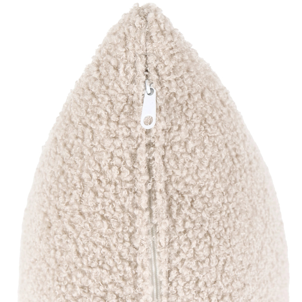 Divano a 3 posti in tessuto beige con cuscini decorativi extra e gambe rivestite stile retrò-moderno