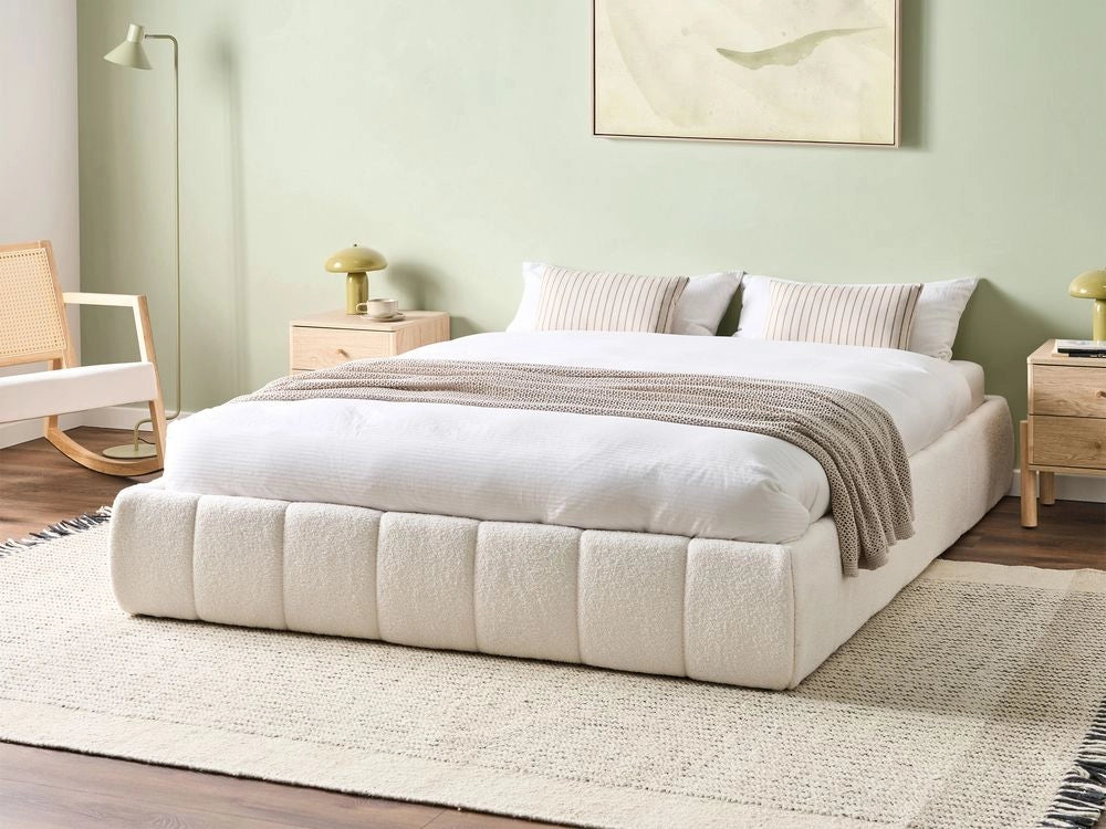 Letto matrimoniale in tessuto bouclè bianco sporco imbottita, con contenitore e panca 160x200 cm design moderno