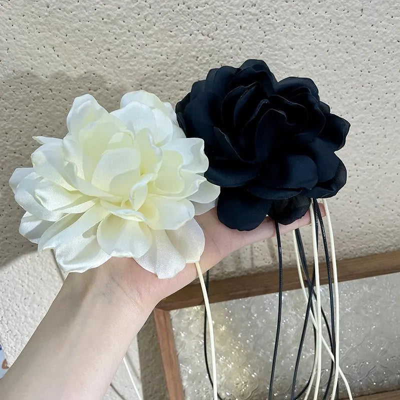 Collana girocollo con fiori e perline, realizzata a mano: stile vintage bianco e nero