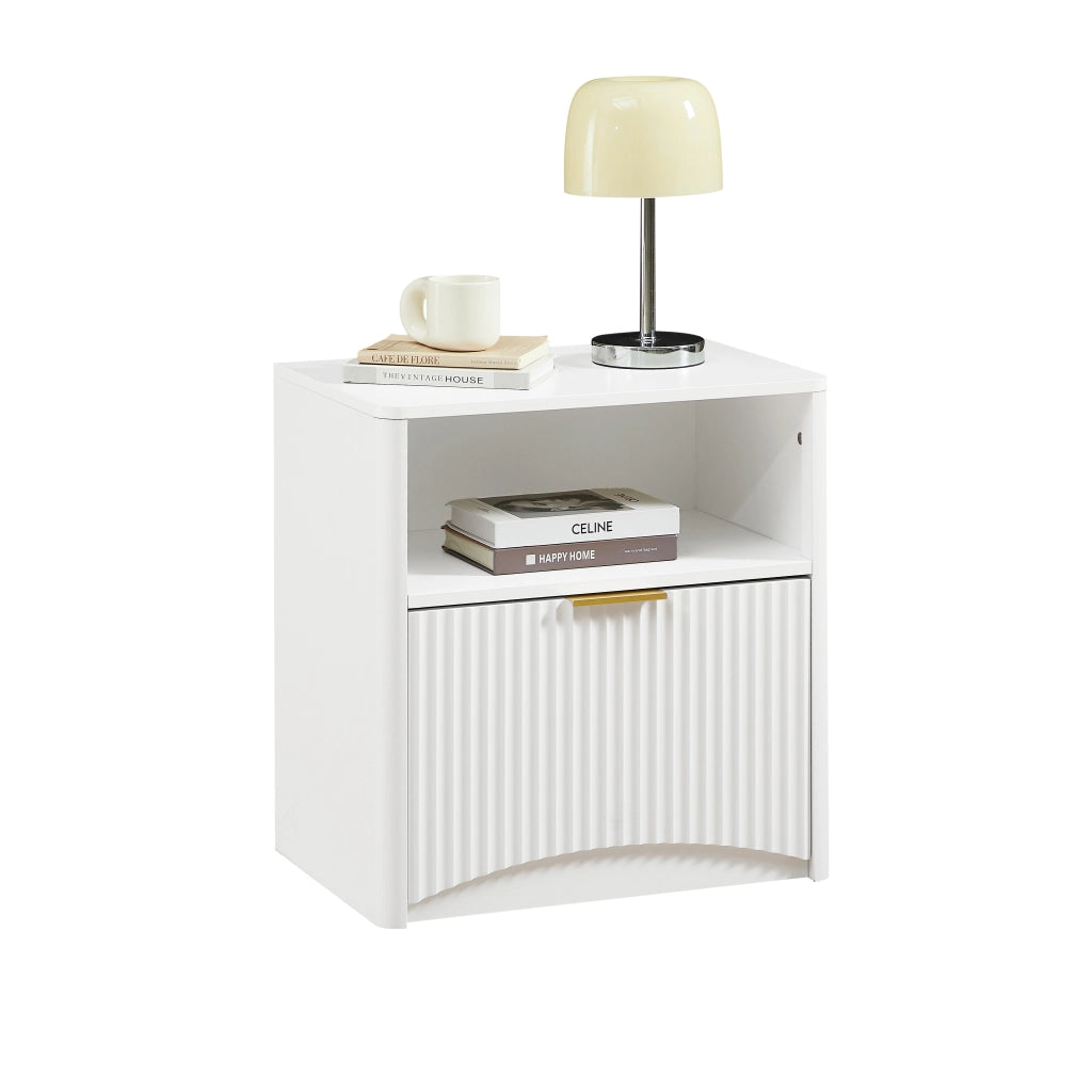 Comodino con design a scanalature, cassetto aperto e maniglia in metallo dorato, bianco
