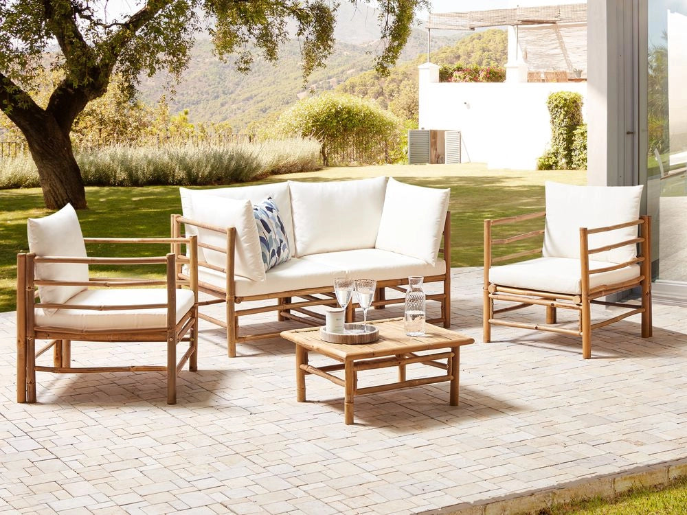 Set da giardino angolare composto da divano 2 posti 2 poltrone e tavolino in bambù bianco sporco con cuscini bianchi stile elegante