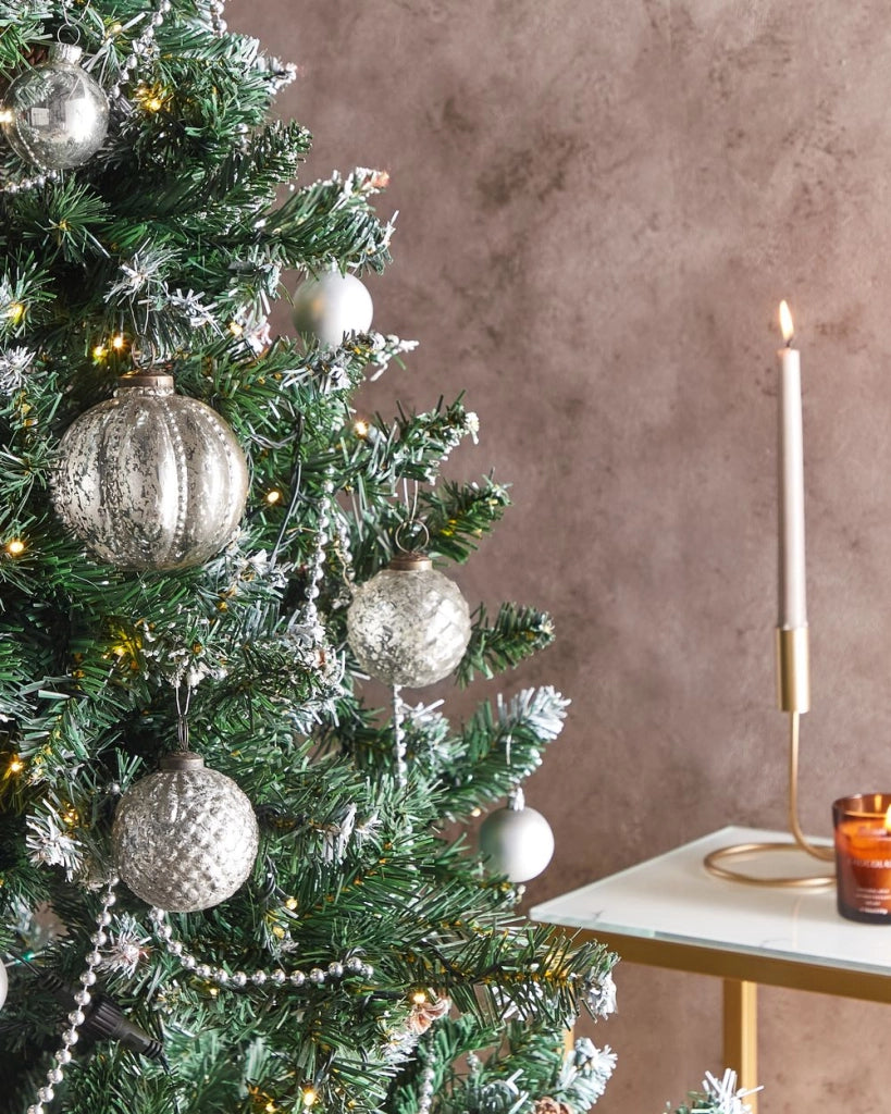 Set di 6 palle di Natale fatte a mano in vetro argentato appese all'albero di Natale.
