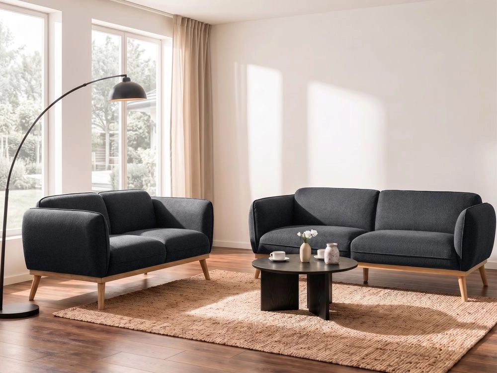 Set da salotto in stile scandinavo con divani a 2 e 3 posti, gambe affusolate in legno e rivestimento in tessuto nero