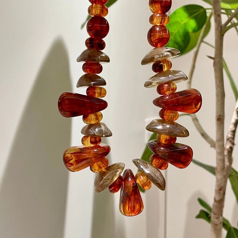 Collana di perline di resina d'ambra dalla forma irregolare