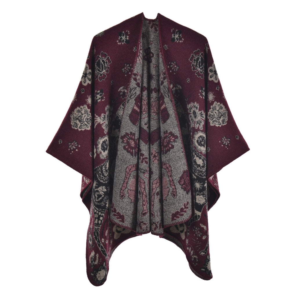 Mantella da donna in cashmere con spacco, da indossare sopra un cardigan lavorato a maglia.