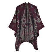 Mantella da donna in cashmere con spacco, da indossare sopra un cardigan lavorato a maglia.