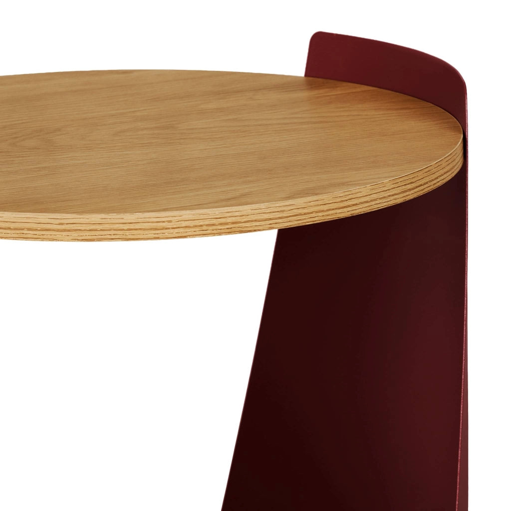 Tavolino e comodino in metallo curvato e legno con ruote, rosso