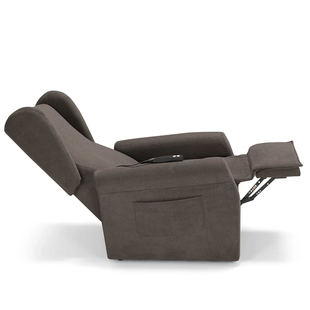 Poltrona relax elettrica PISA MADE IN ITALY per anziani e disabili, 2 motori, 4 ruote, Kit Batteria, reclinazione e alzapersona, Tessuto Antimacchia, colore Fango