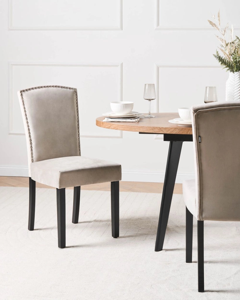 Set di 2 sedie da pranzo in velluto grigio con schienale alto design retrò con finiture in argento a forma di chiodo