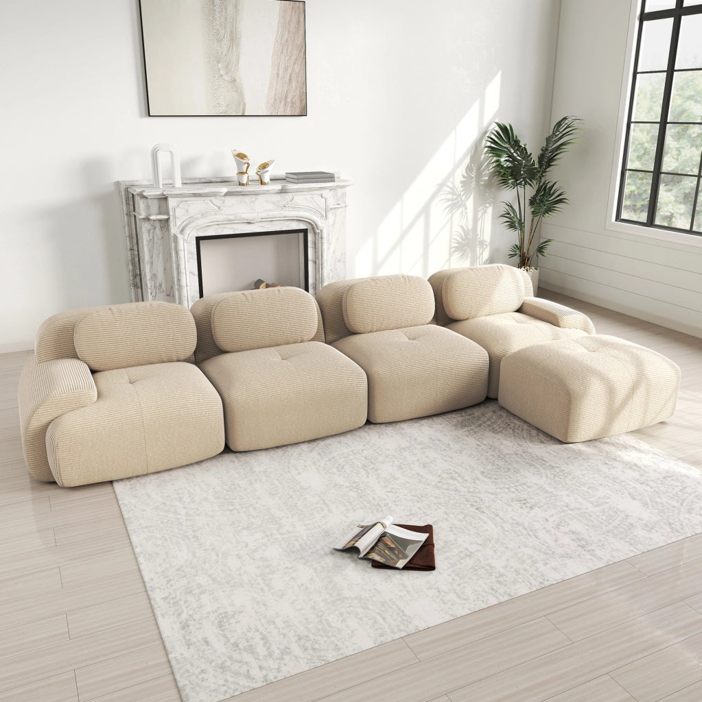 Divano angolare modulare in corduroy beige; design senza telaio con chaise longue e base antiscivolo