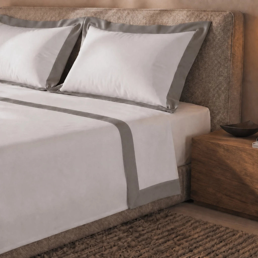 Set Lenzuola Letto Una Piazza e Mezza 100% Cotone | Lenzuolo Piano 190x295 cm, Lenzuolo con Angoli 130x200 cm e 1 Federa Coordinata | Lenzuola con Balza Decorativa in Raso Grigio