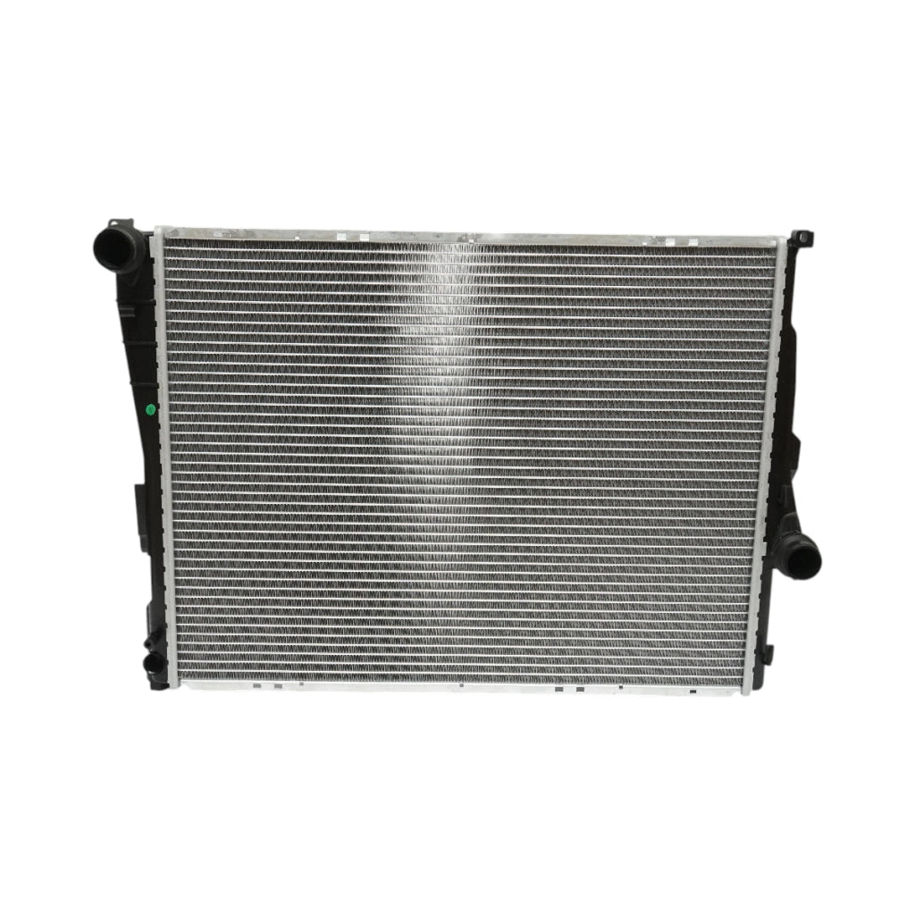 Radiatore raffreddamento acqua motore – BMW Serie 3, BMW Z4 (motori 1.6 – 3.2 L) Dimensioni: 580 × 449 × 30 mm Codici OEM compatibili: 1924001093, 17111436241, 17111611565, 17111613108, 17119071518, 17119071519