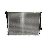 Radiatore raffreddamento acqua motore – BMW Serie 3, BMW Z4 (motori 1.6 – 3.2 L) Dimensioni: 580 × 449 × 30 mm Codici OEM compatibili: 1924001093, 17111436241, 17111611565, 17111613108, 17119071518, 17119071519