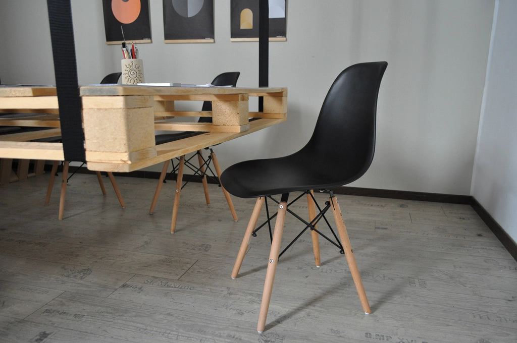 Sedia in plastica nera con gamba, piede in legno (2 pz) - SD10NOPL