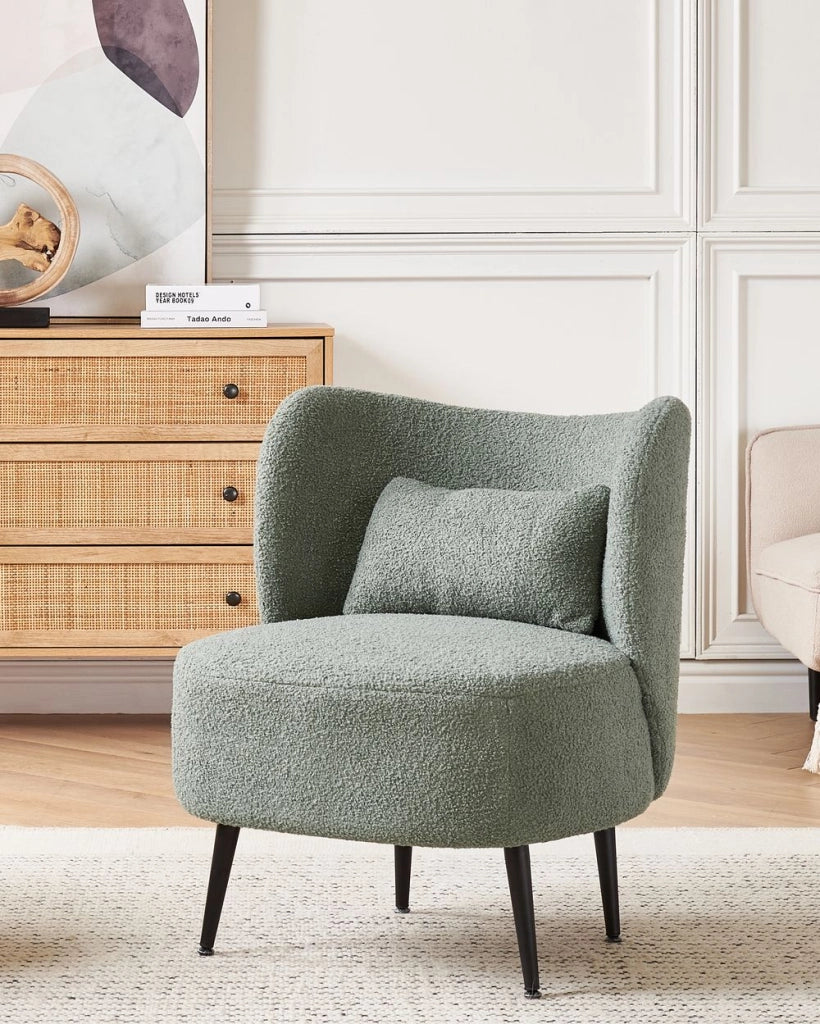 Poltrona da salotto con schienale curvo boucle verde stile glam elegante soggiorno