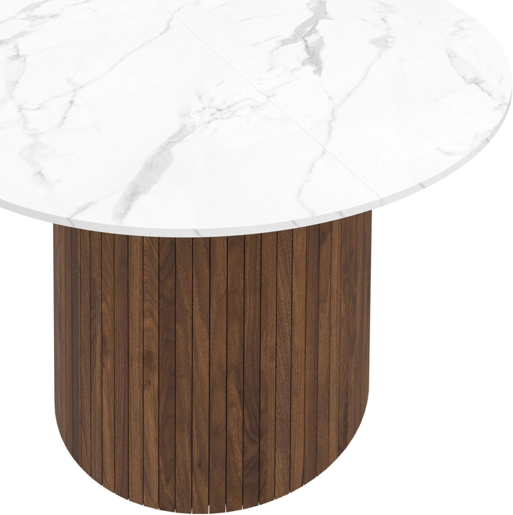 Tavolo da pranzo rotondo per 6 persone JULIETTE con gamba centrale a doghe in noce e piano in marmo bianco ALASKA 110 cm