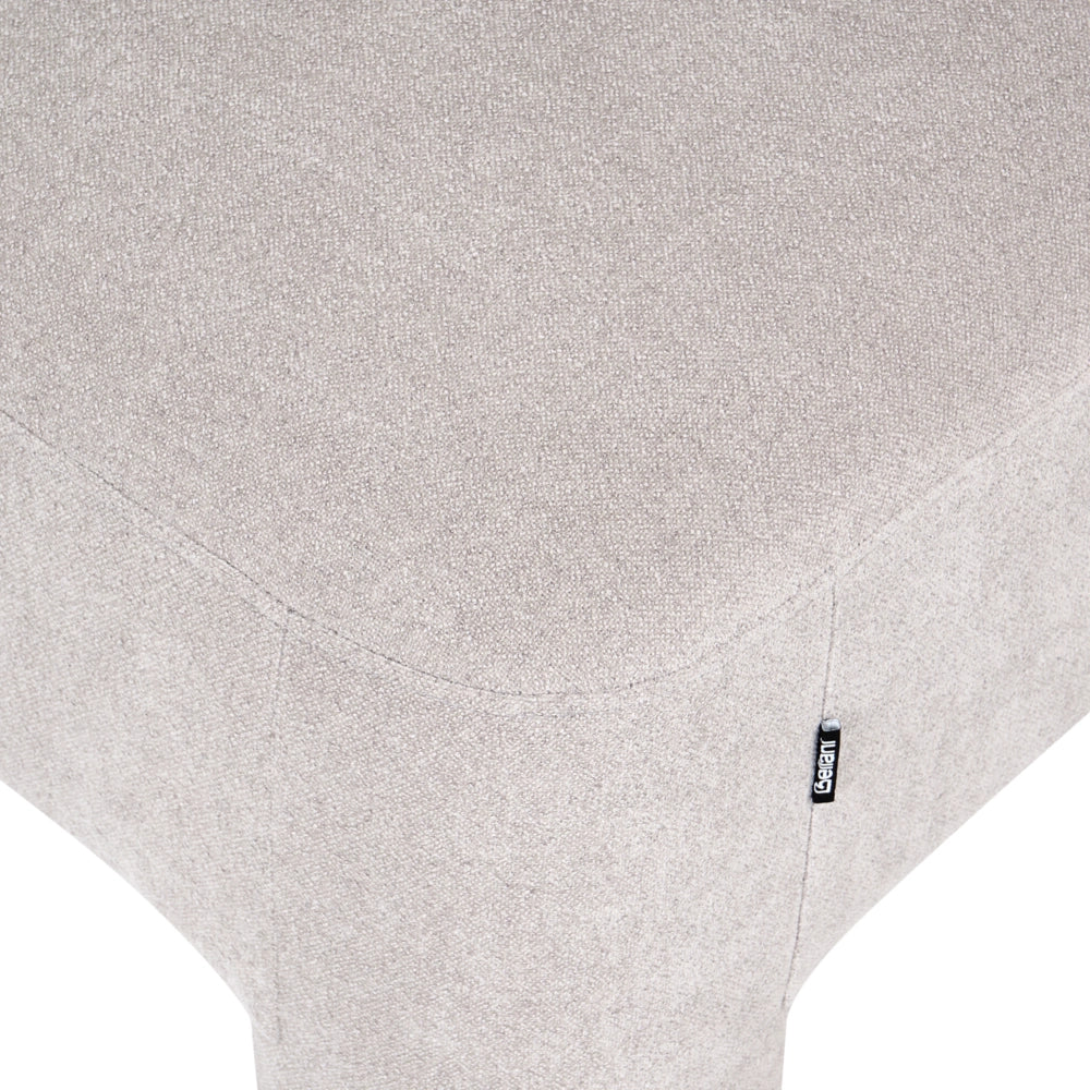 Ottomana in tessuto beige scuro con rivestimento in peluche, gambe cilindriche e stile organico