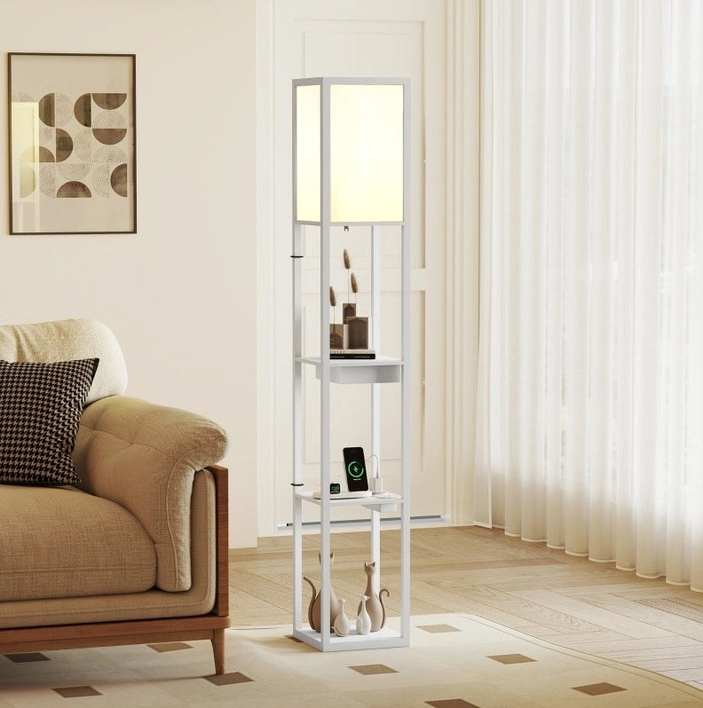 Lampada da terra bianca in MDF con 3 ripiani, interruttore a pedale e porte USB