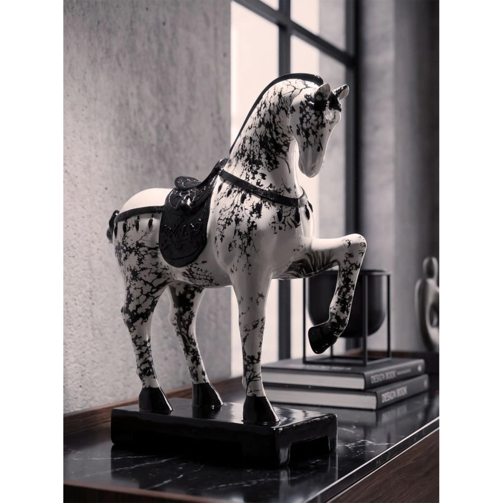 Scultura a forma di cavallo bicolore in poliresina L 31 × P 10,5 × H 34 cm