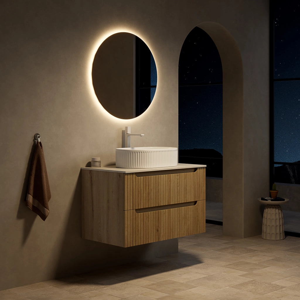 Mobile bagno sospeso con 2 cassetti soft close e lavabo ovale; piano effetto travertino per bagno; bianco e rovere bianco