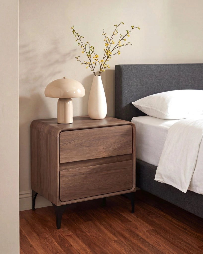 Comodino marrone scuro in MDF con 2 cassetti e gambe in ferro dal design moderno per camera da letto