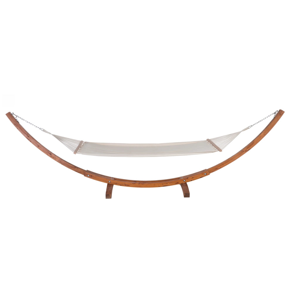 Amaca da giardino in cotone bianco con supporto ad arco in legno massello scuro autoportante