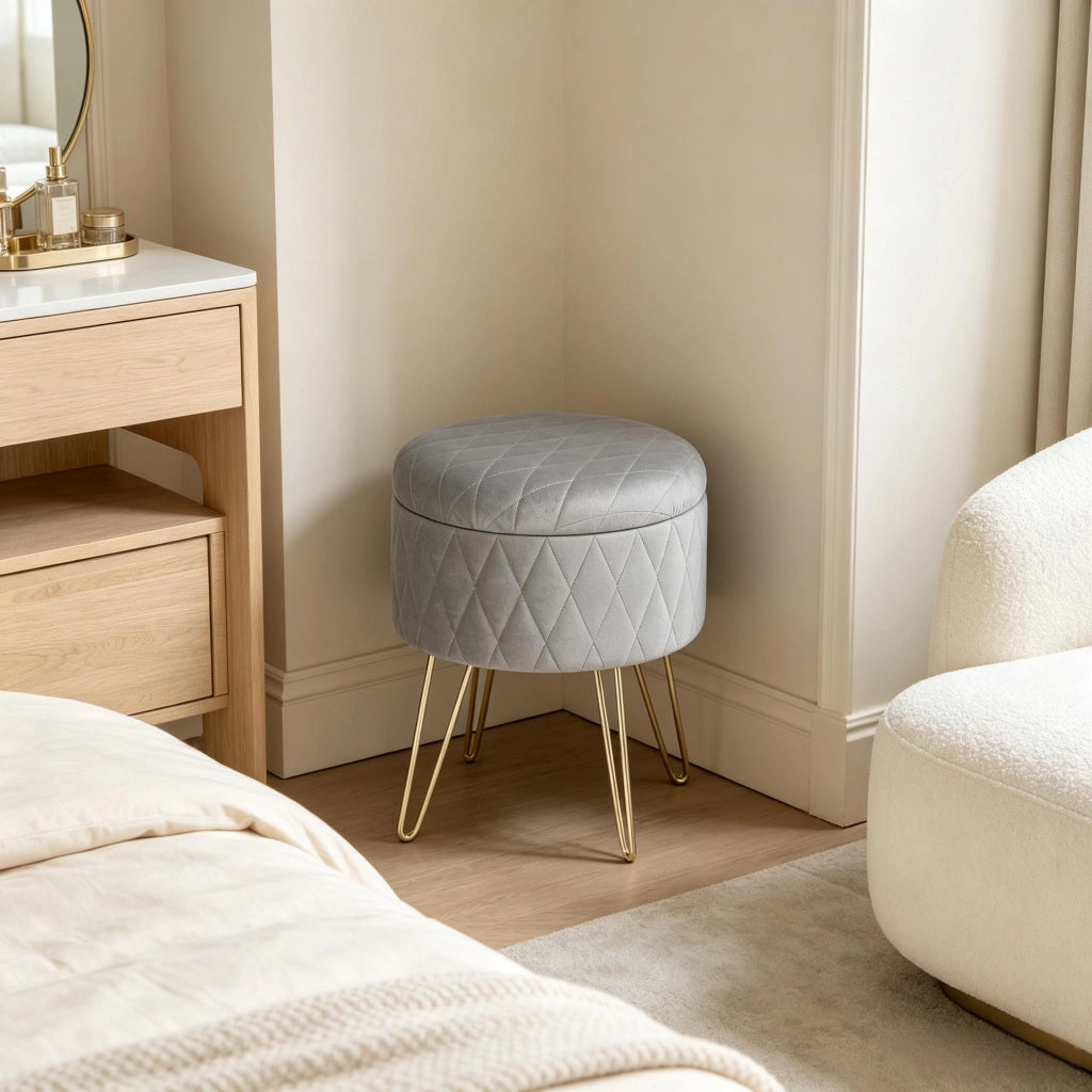 Pouf contenitore rotondo in velluto con seduta imbottita e struttura in metallo grigio chiaro 31,5 × 31,5 × 36 cm