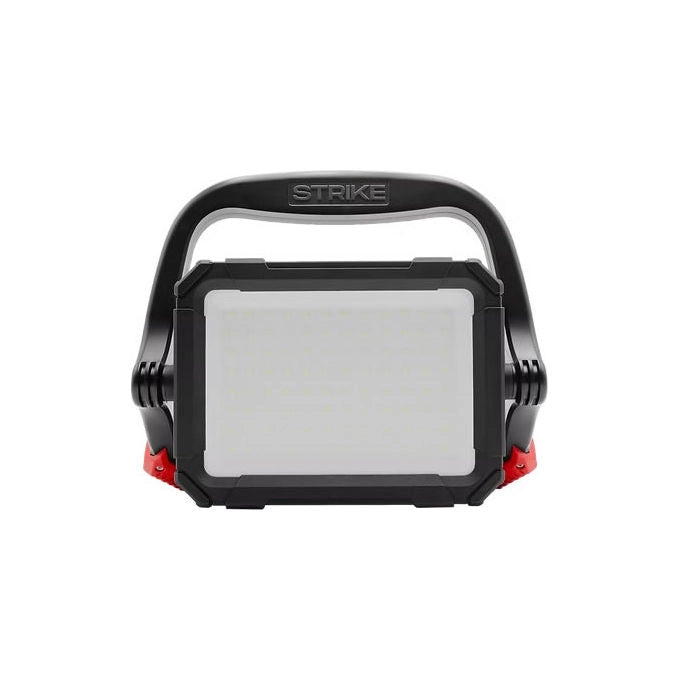 Century Strike proiettore LED portatile ricaricabile 50W, 4500 lm, 5700K, IP54, IK10, base magnetica, USB C, M4500