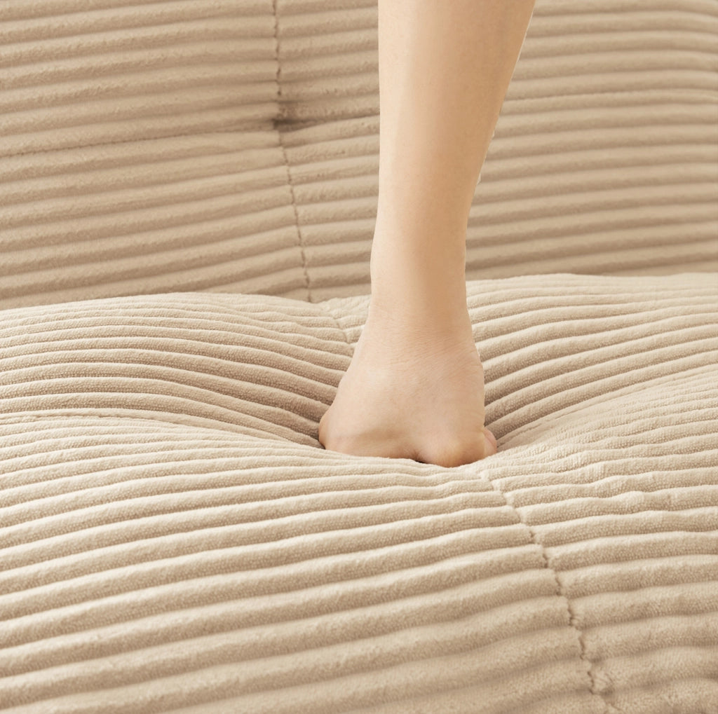 Divano modulare basso in velluto a coste beige; seduta profonda 382x104x69 cm