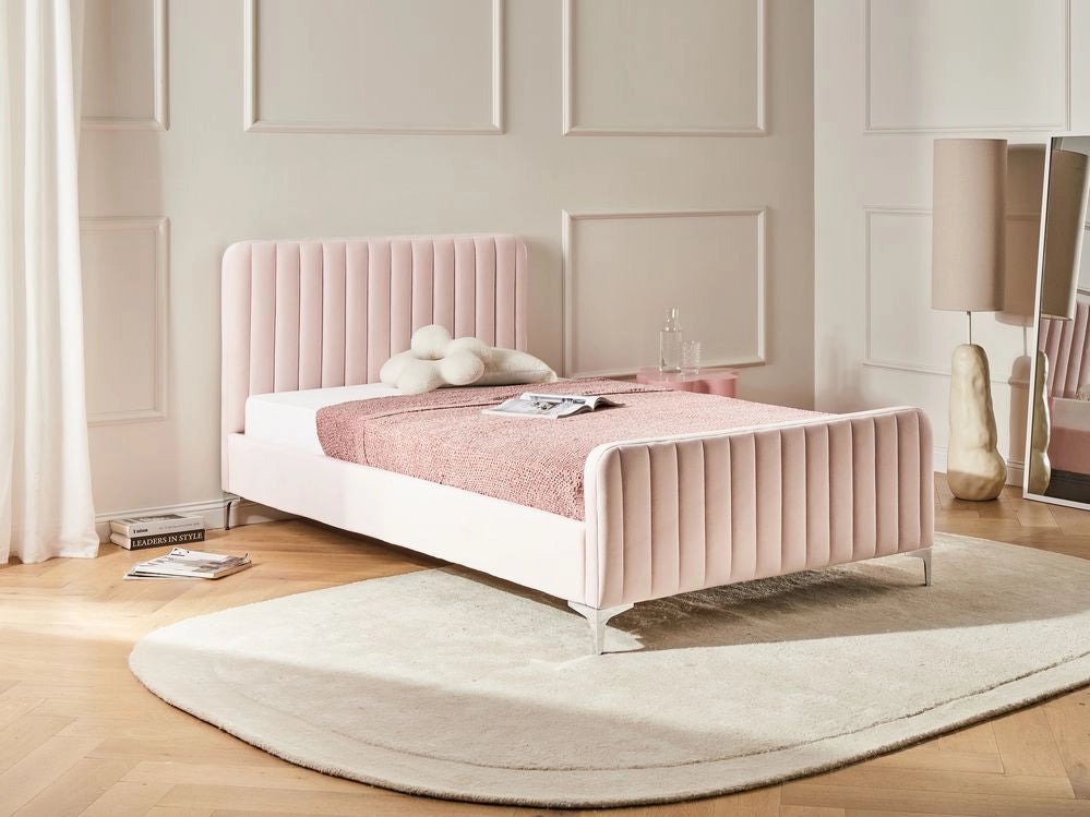 Letto matrimoniale in velluto con testiera trapuntata gambe in metallo da 120 x 200 cm e base a doghe rosa pastello Design moderno