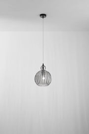 Lampada a Sospensione in vetro color Fumé, design moderno con struttura in metallo nero opaco, attacco E27, diametro 25 cm, h 182 cm - Perenz