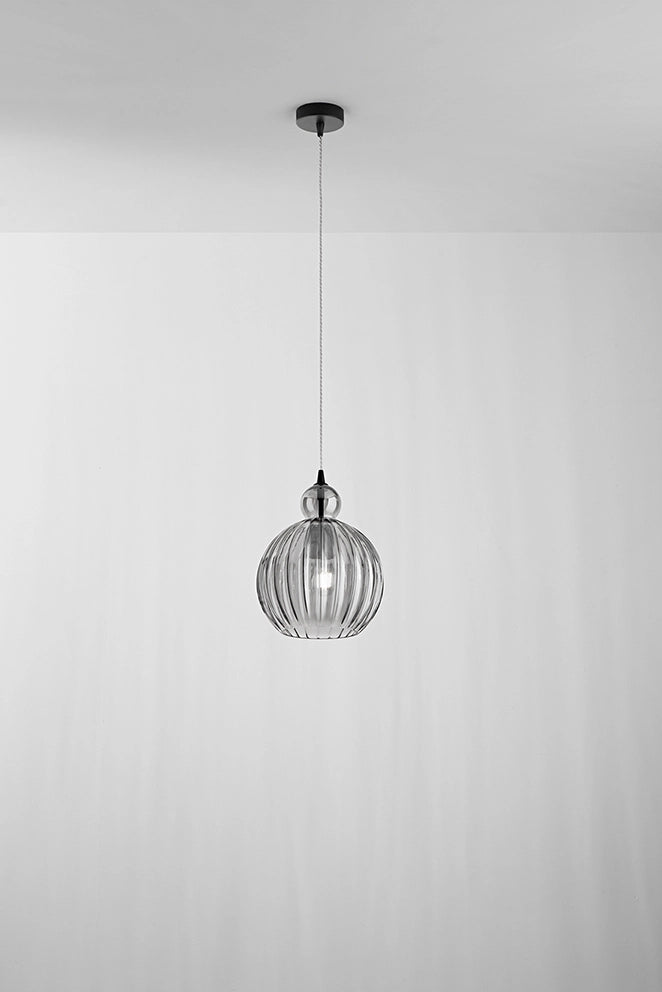 Lampada a Sospensione in vetro color Fumé, design moderno con struttura in metallo nero opaco, attacco E27, diametro 25 cm, h 182 cm - Perenz