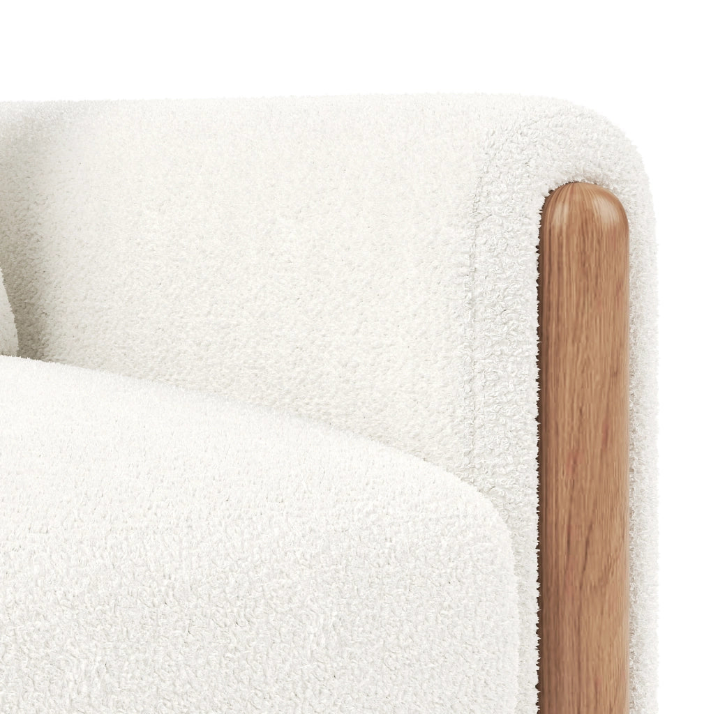 Poltrona lounge in Teddy bianco con cuscino spesso e struttura in legno massello
