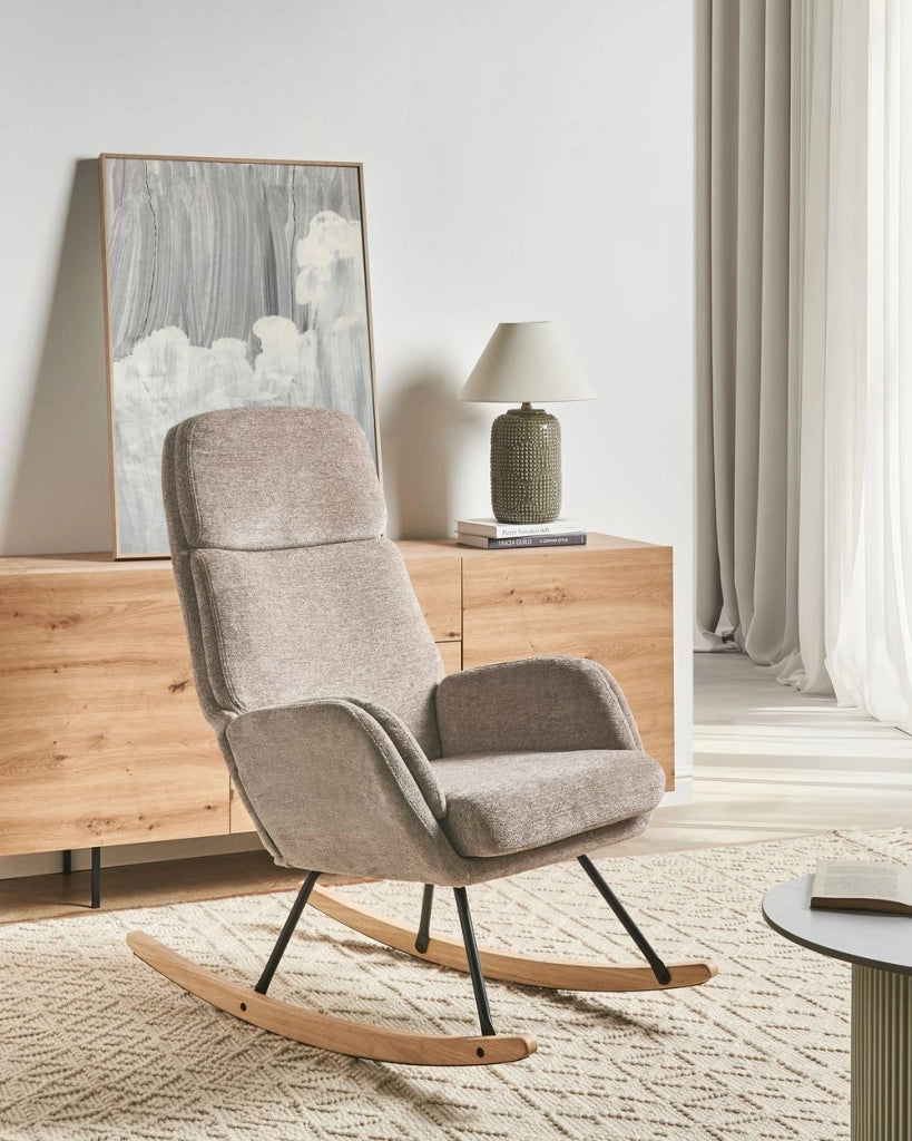 Sedia a dondolo in tessuto tortora gambe in legno e metallo pattini design moderno soggiorno