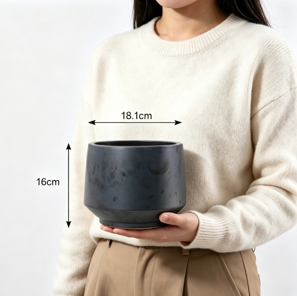 Vaso in ceramica artigianale Ø 22 cm, finitura opaca nera, traspirante e resistente al gelo con fori di drenaggio