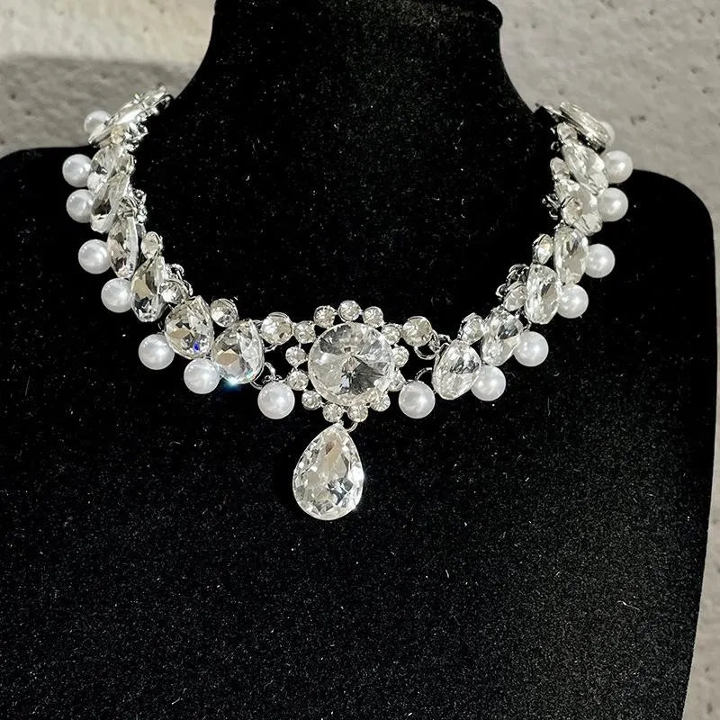 Collana barocca con diamanti realizzata a mano: un regalo scintillante al chiaro di luna.