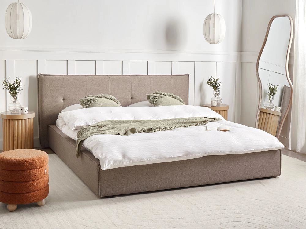 Letto 180 x 200 cm rivestimento in tessuto di lino tortora e gambe nere, con testiera e struttura a doghe per la camera da letto.