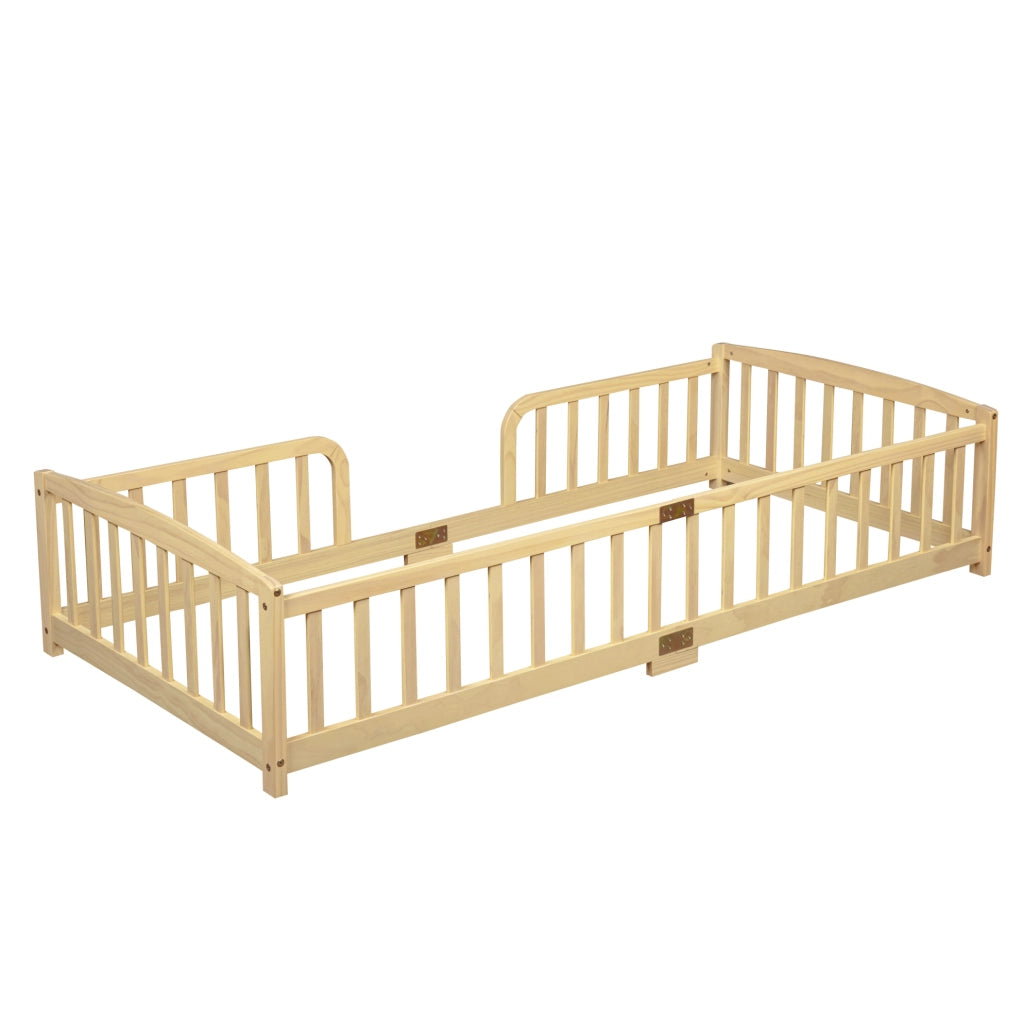 Letto a pavimento 90x200 cm con accesso centrale e sponde di sicurezza in legno colore naturale