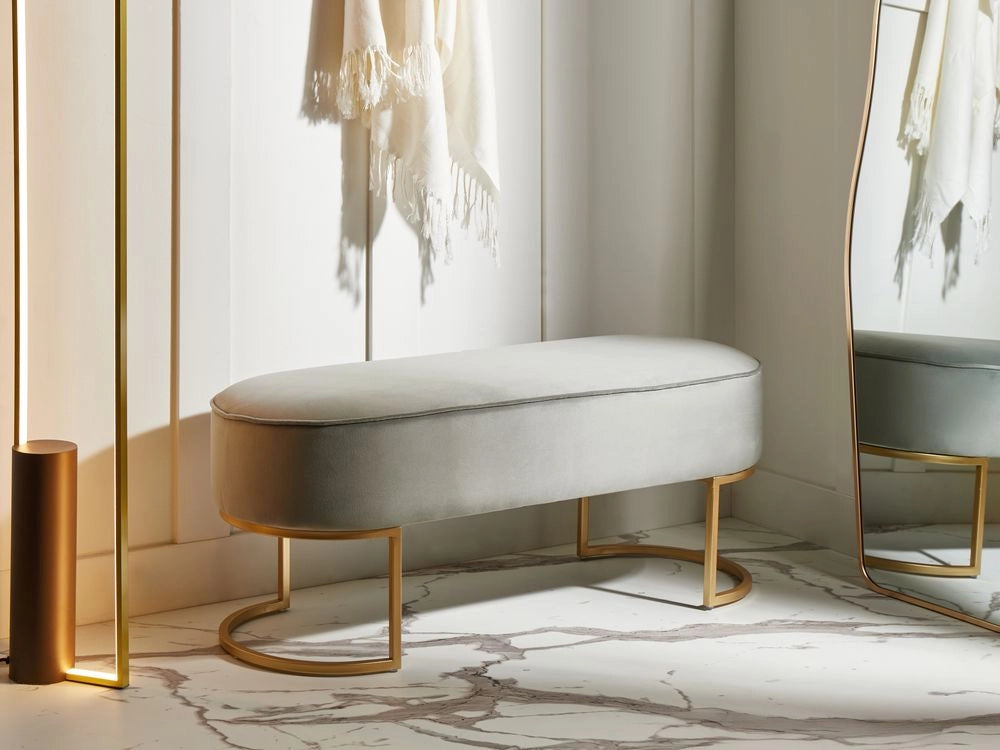 Panca imbottita beige con gambe in metallo grigio chiaro glamour soggiorno camera da letto
