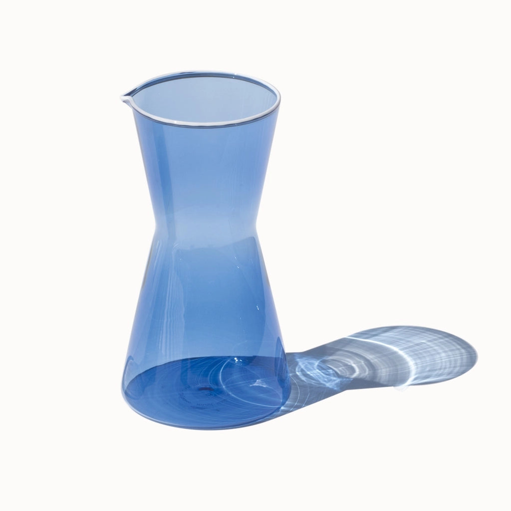 Zafferano Caraffa piccola collezione Classy in vetro borosilicato soffiato a mano colore Bluino dal design geometrico ed ergonomico per tavola