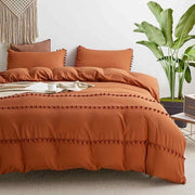 Set da camera da letto 3-delic 220x240cm con 2 cuscini 80x80cm in microfibra lavabile con chiusura a zip e stile boho chic con decorazione pompon.
