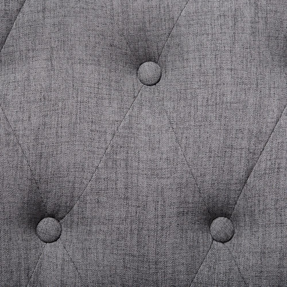 Poltrona Wingback Pulsante grigio chiaro Schienale capitonné Gambe nere Rifiniture a testa chiodata Elegante soggiorno in stile Chesterfield