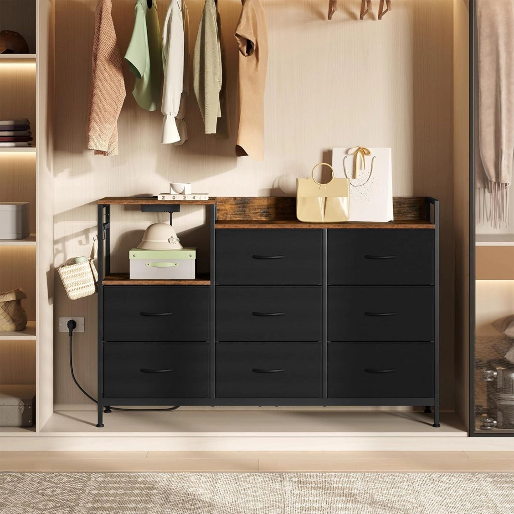 Cassettiera a 8 Cassetti in Tessuto, Cassettiera per Camera da Letto, con Sezione di Ricarica e Ganci, Piani Legno e Struttura in Metallo, Marrone Rustico+Nero