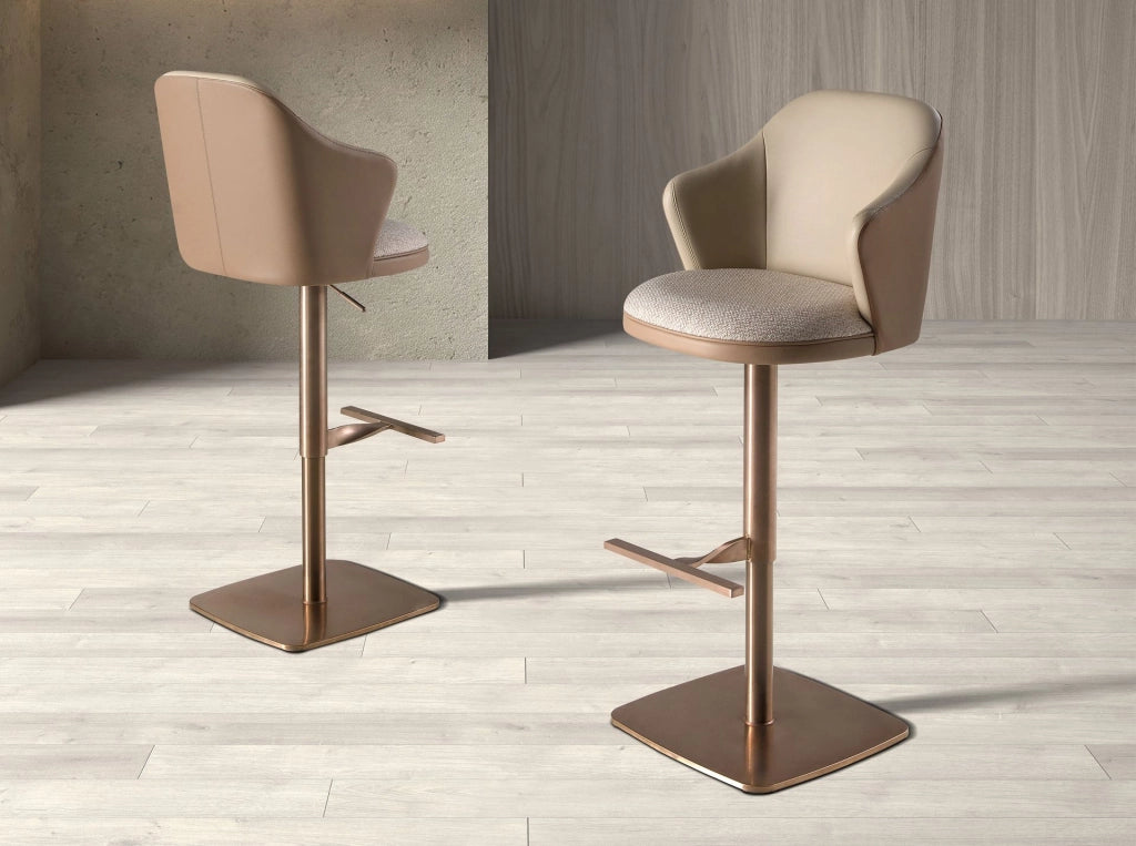 Sgabello girevole in tessuto crema screziato e similpelle marrone