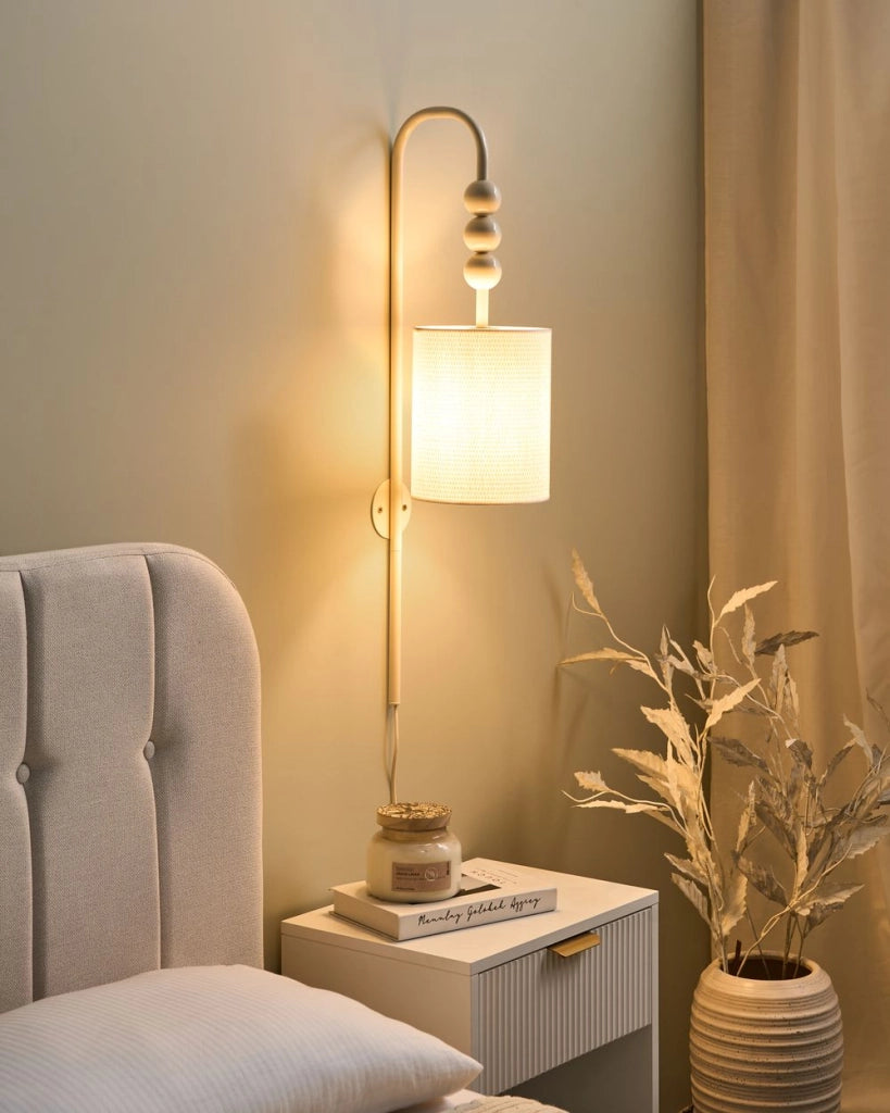 Lampada da parete in ottone e ferro con paralume a tamburo in tessuto Stile moderno di metà secolo beige chiaro