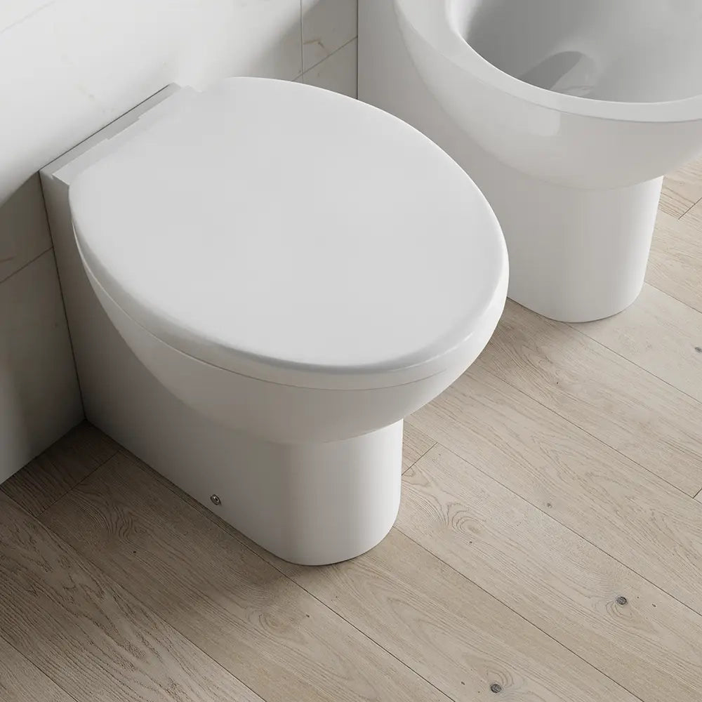 Sanitari filomuro in ceramica bianco lucido: vaso bidet e copriwc soft-close | Doha