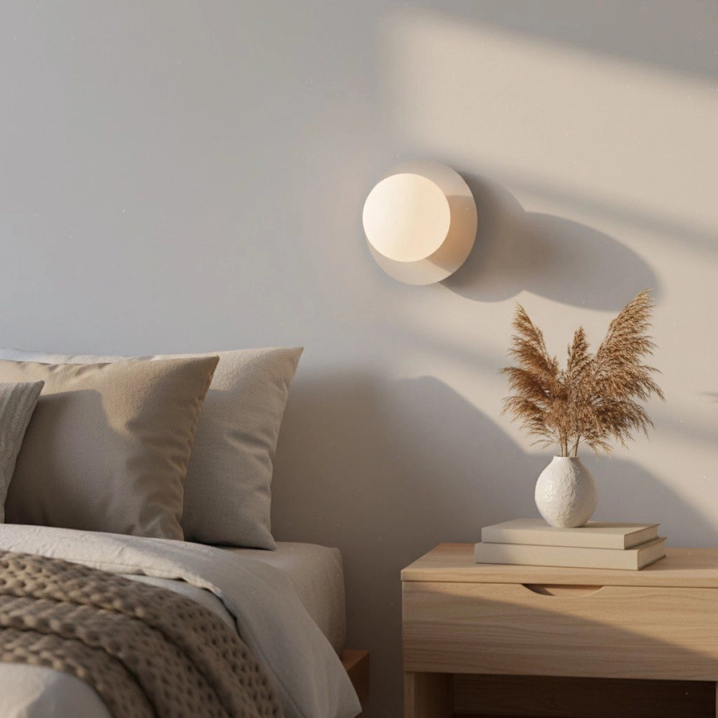 Lampada a parete Americana in acciaio grigio e vetro bianco opaco