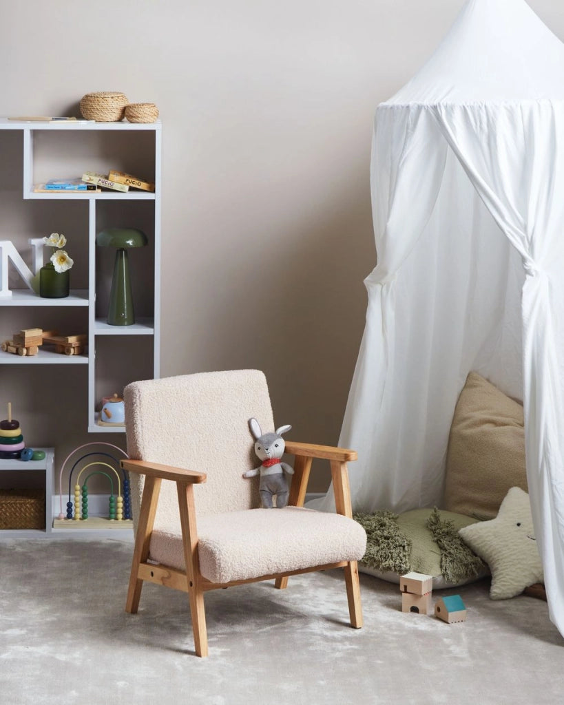 Poltrona per bambini con gambe in legno beige chiaro cemeretta