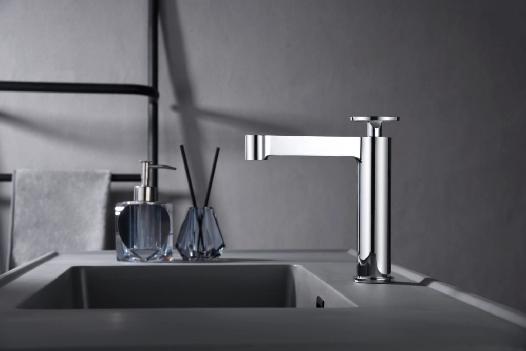 IMEX Miscelatore monocomando per lavabo in ottone cromato con cartuccia ceramica Ø26 mm set 2 flessibili 3-8 inclusi altezza 184 mm canna 135 mm colore cromato modello Imex-BDC033-1