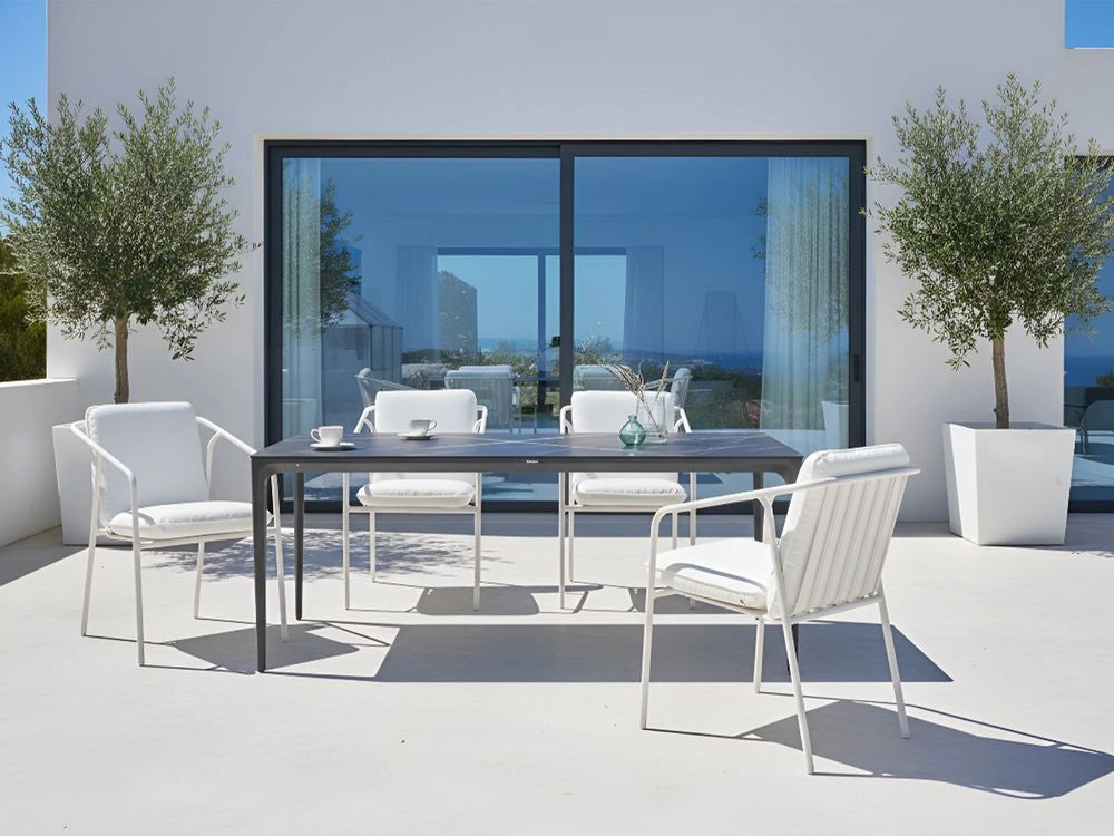 Tavolo da pranzo da giardino Piano in HPL marmo nero Telaio in alluminio grigio scuro Resistente ai raggi UV all'acqua e alla ruggine Stile moderno del patio esterno